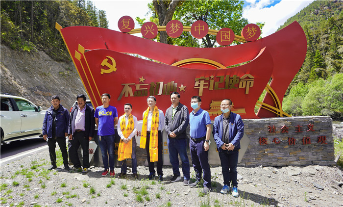 尊龙凯时集团党委书记、董事长任丁率队赴麻格同村推进对口帮扶工作