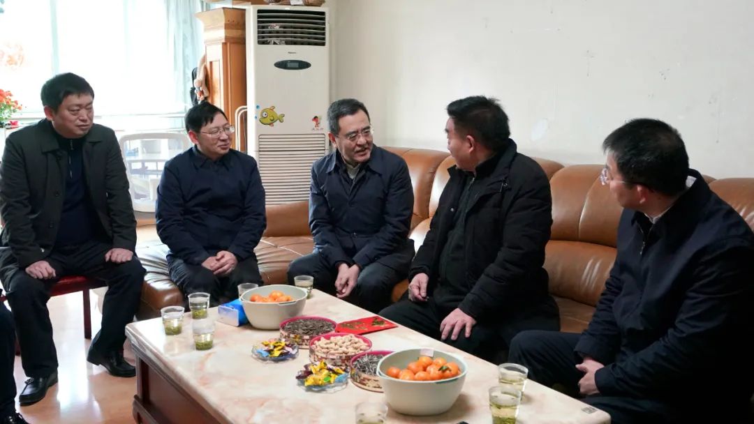 省国资委党委书记、主任冯文生等领导走访慰问省尊龙凯时集团老党员、老干部