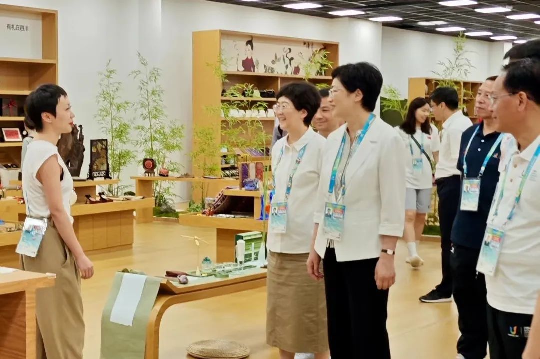 省、市领导视察大运村“有礼在四川”四川特色商品馆